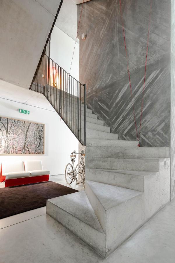 hotel w mikrobetonie schody