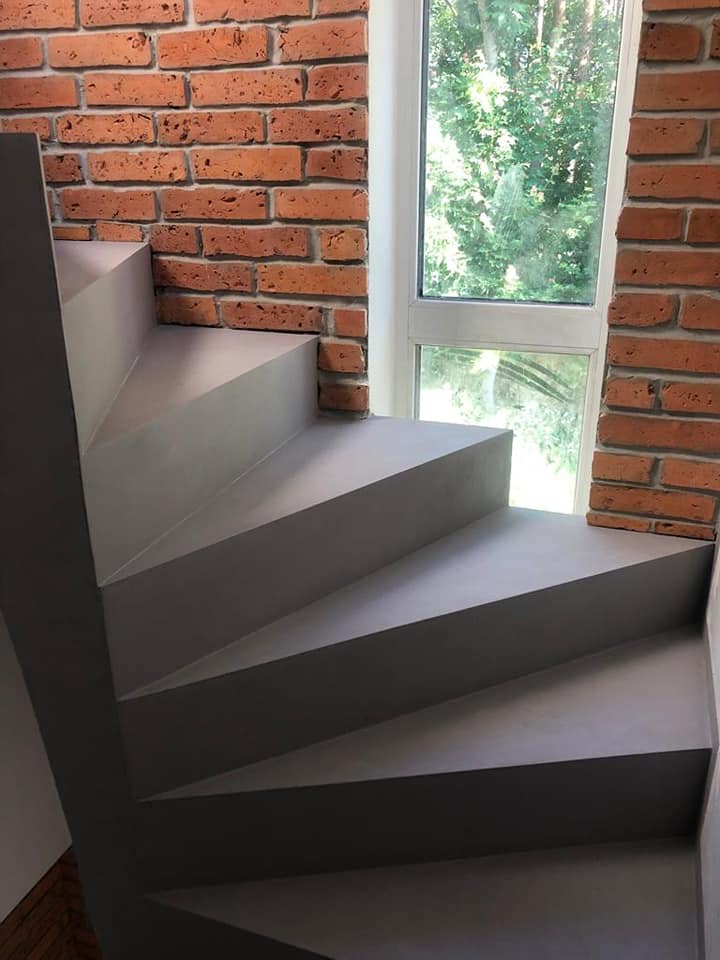 Schody pokryte mikrocementem FestfloorGo! FF7047. Wykonanie: 