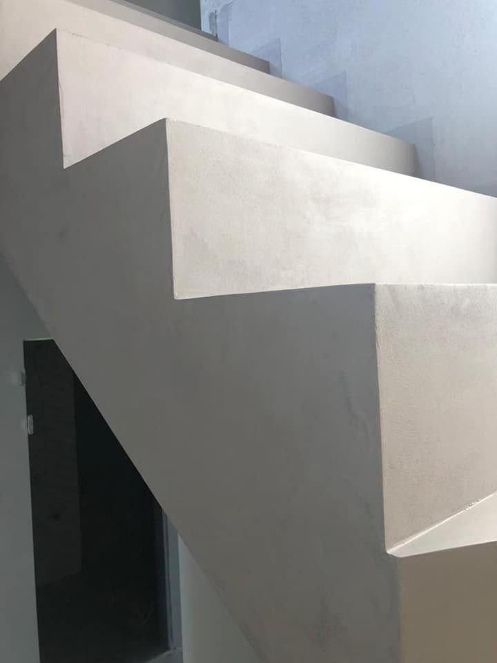 Schody pokryte mikrocementem FestfloorGo! FF7047. Wykonanie: 