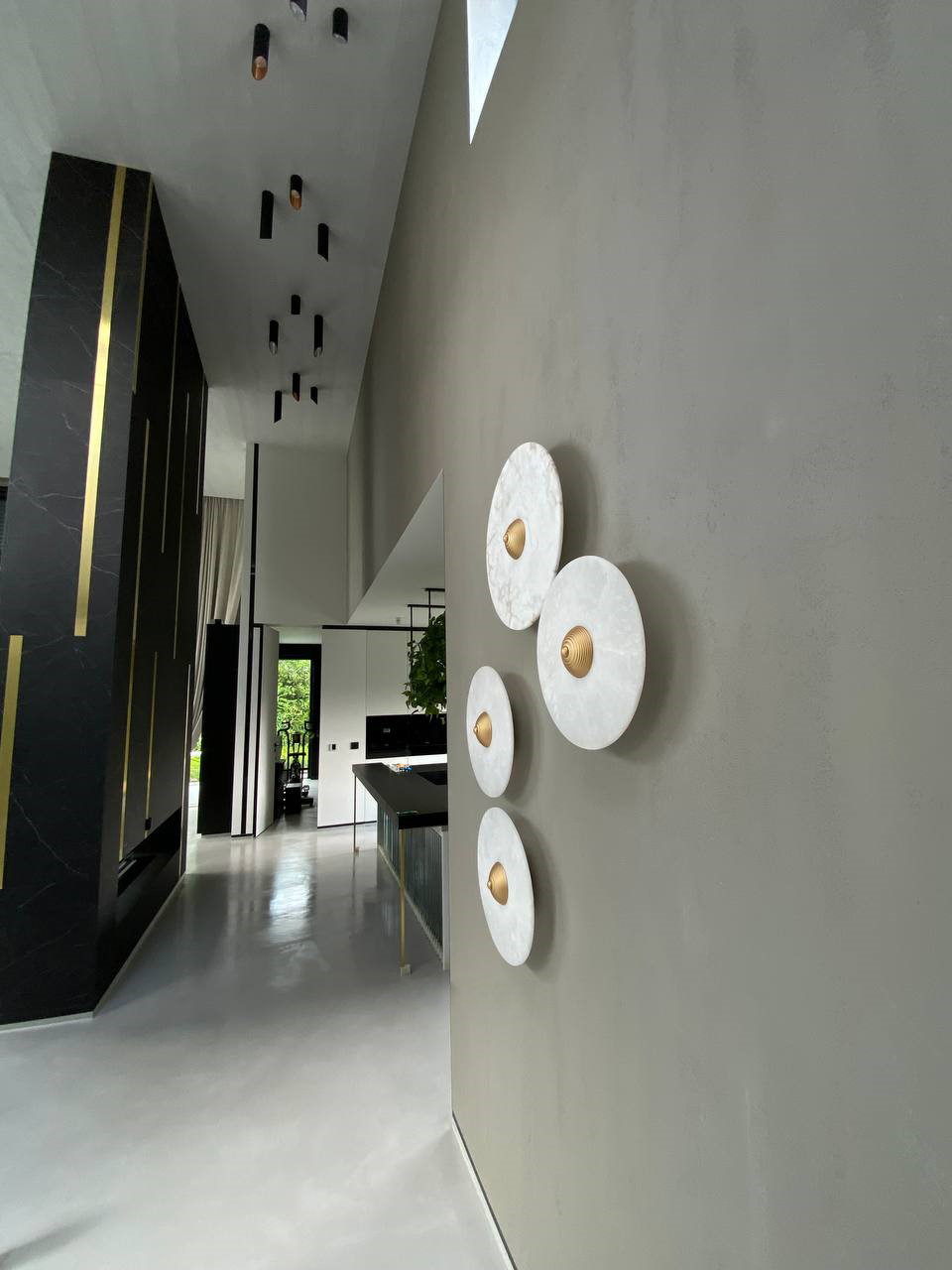 betonowa sciana w domu